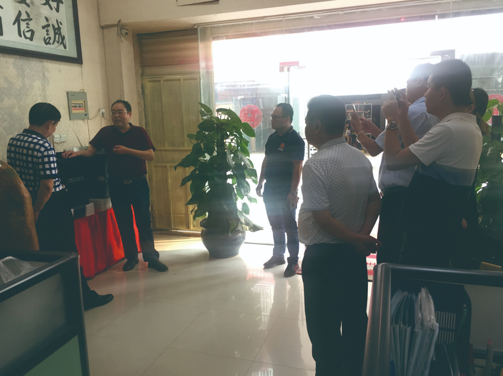 公司董事長陳程（chéng）給（gěi）廣（guǎng）西工業和信（xìn）息化廳領（lǐng）導詳細介紹節（jiē）電器節電原理（lǐ）及研發生產（chǎn）銷售情（qíng）況